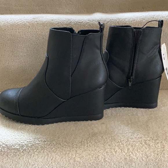 Khombu Shoes - NWT Khombu Black Wedge Boots
